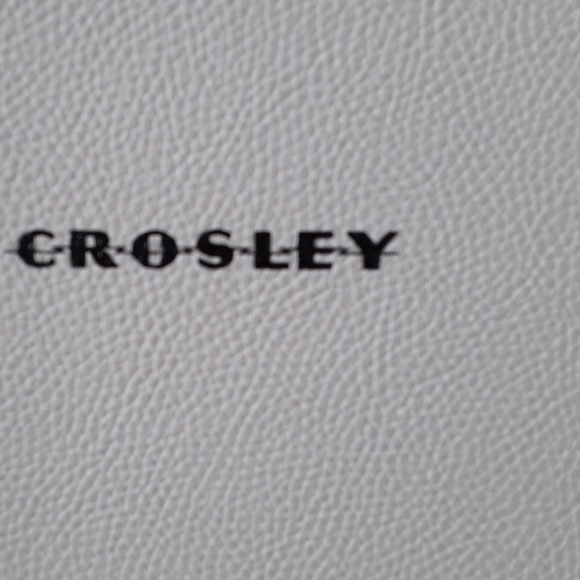 Ridiculously cute crosley record player - Picture 3 of 10